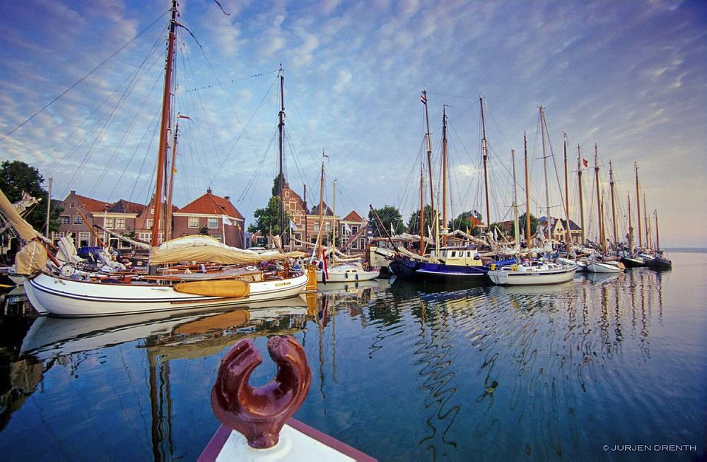 NETHERLANDS, TRADITIONAL SAILING SHIPS AT THE IJSSELMEER
