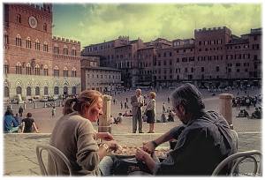 Italy, Toscane (Tuscany), Sienna. Italian couple eating pizza at Piazza del Campo